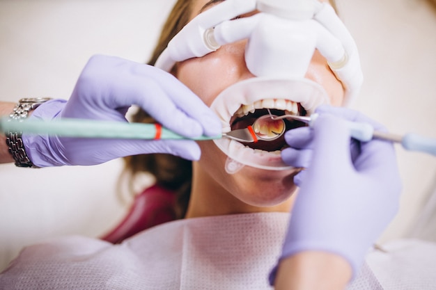 Bezpłatne zdjęcie dentysta z pacjentem podczas wizyty
