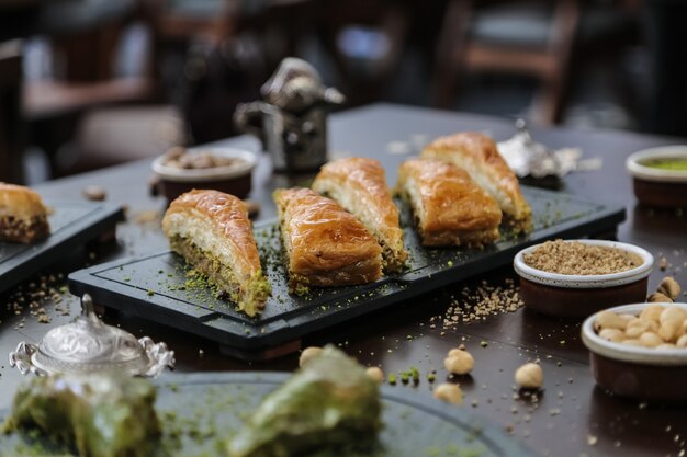 Deser w stylu tureckim havudj dilimi orzechy włoskie pistacje ciasto syrop widok z boku