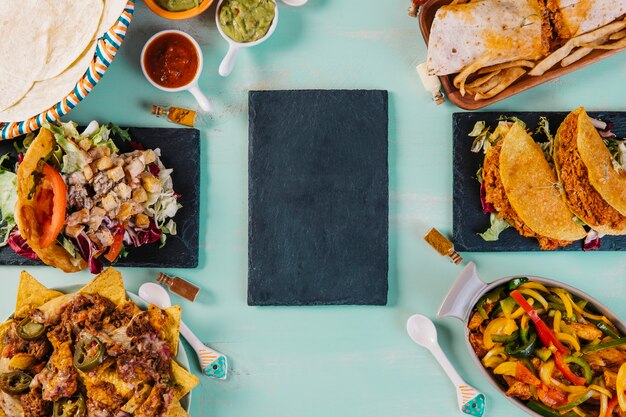 Deska wśród meksykańskich potraw