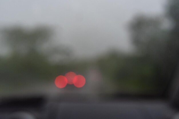 Deszczowy dzień - za szybą samochodu