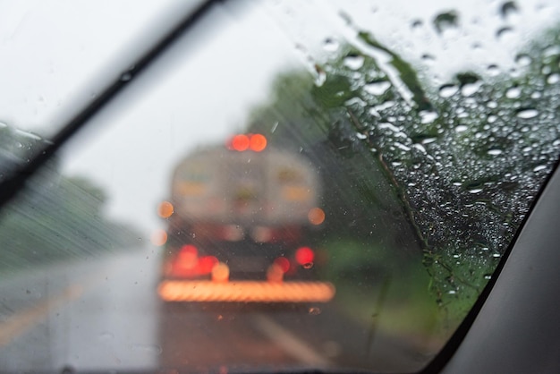 Deszczowy dzień za szybą samochodu