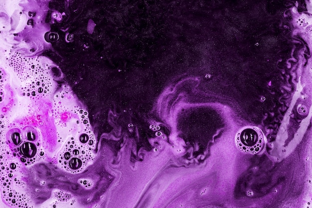 Detergent w płynie z fioletową pianką