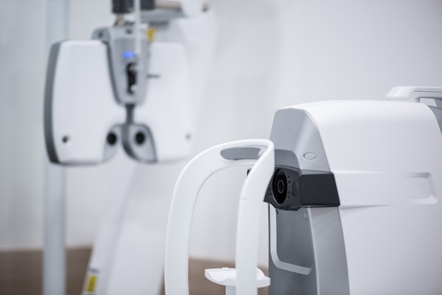 Diagnostyczny sprzęt okulistyczny. nowoczesny sprzęt medyczny w szpitalu okulistycznym. koncepcja medycyny