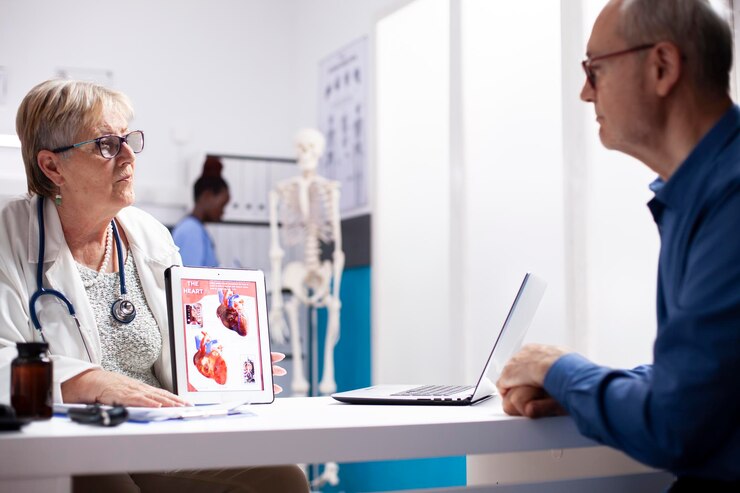Bezpłatny plik Zdjęcie diagnoza serca u starszego mężczyzny