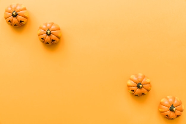 Bezpłatne zdjęcie diagonal halloween dekoracji z czterech pupkins
