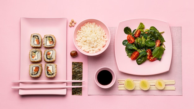 Dieta Flexitarian Z Widokiem Z Góry Z Sushi I Sałatką