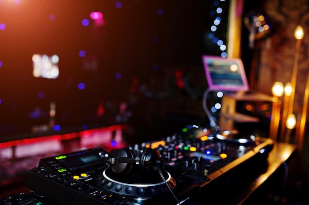 DJ wirujący, miksujący i skreczujący sterowanie utworami na stroboskopowym pokładzie DJ'a Koncepcja życia w klubie muzycznym Dj