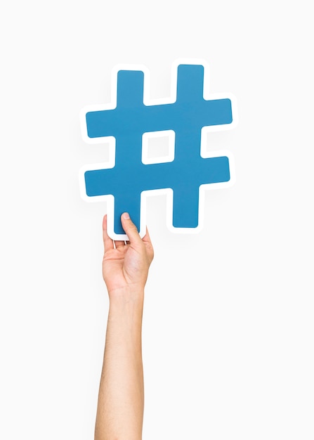 Dłoń trzymająca symbol hashtag