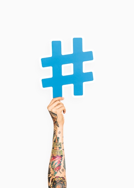 Bezpłatne zdjęcie dłoń trzymająca symbol hashtag