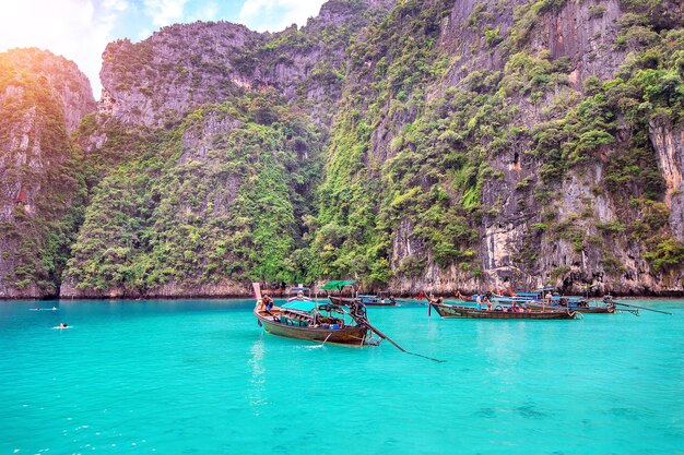 Długa łódź i błękitna woda w zatoce Maya na wyspie Phi Phi, Krabi w Tajlandii.