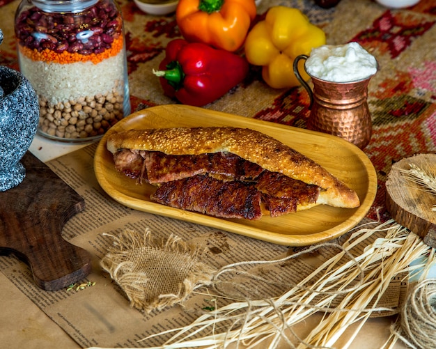 Bezpłatne zdjęcie długi doner wołowy w chlebie z dodatkiem sezamu