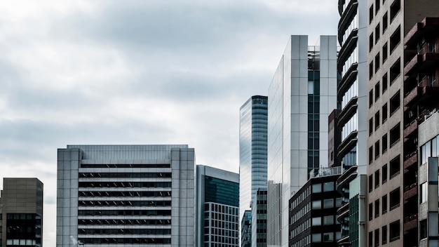 Długi widok nowoczesnych wieżowców budynków biurowych