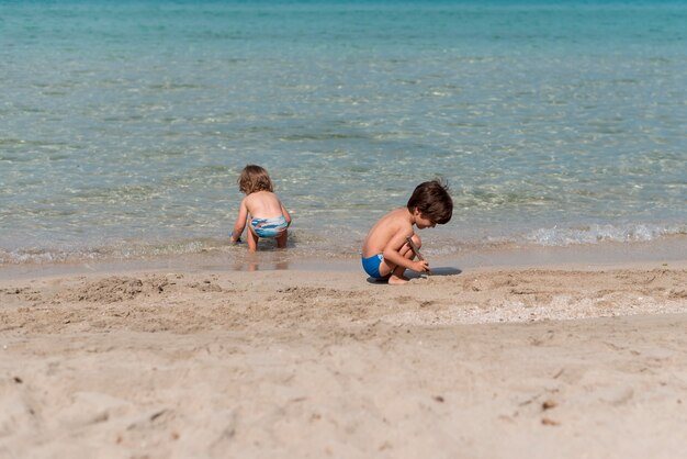 Długie ujęcie dzieci bawiących się na plaży