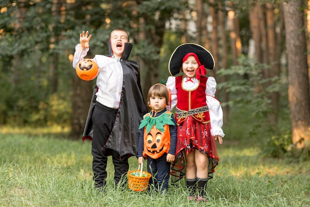 Długie ujęcie dzieci z kostiumami na halloween