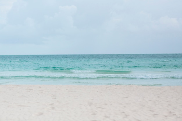Długie ujęcie tropikalnej piaszczystej plaży