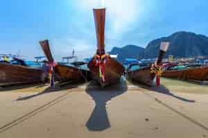 Bezpłatne zdjęcie długiego ogonu łódź na tropikalnej plaży, krabi, tajlandia