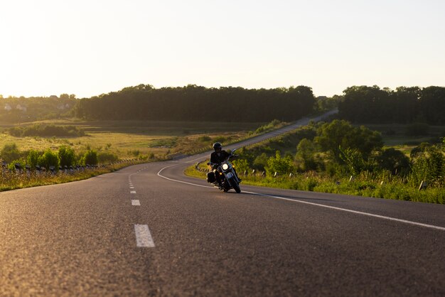 Długofalowy mężczyzna jadący na motocyklu