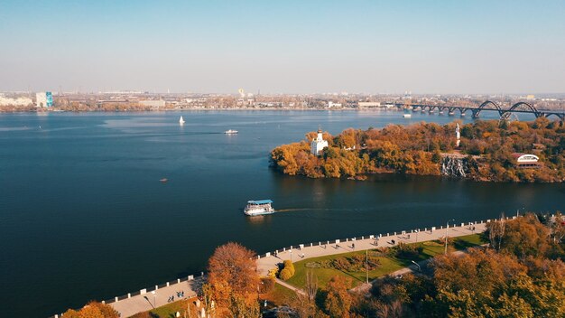 Dnipro, Kijów. Kładka dla pieszych w Kijowie po drugiej stronie rzeki