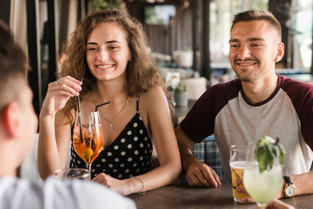 Dobiera się obsiadanie z przyjaciółmi cieszy się napoje w restauraci