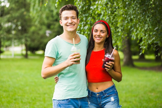 Dobiera Się Pozycję W Parkowym Trzyma Zdrowych Smoothies