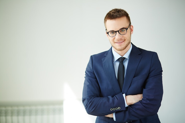 Bezpłatny plik Zdjęcie dobrze ubrany wykonawczej z skrzyżowanymi rękami