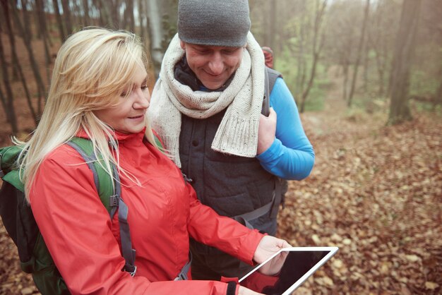 Dojrzała para i cyfrowy tablet