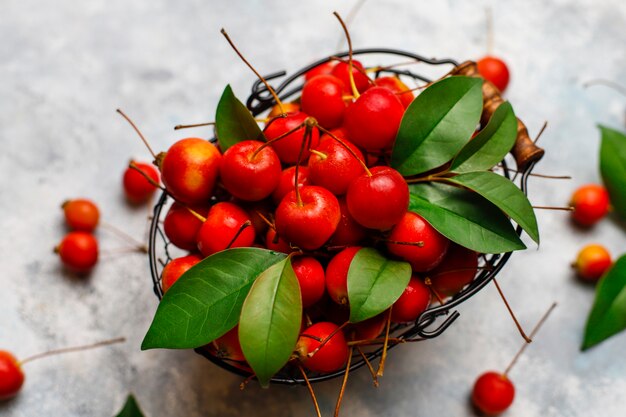 Dojrzałe czerwone jabłka w koszyku żywności przechowywania