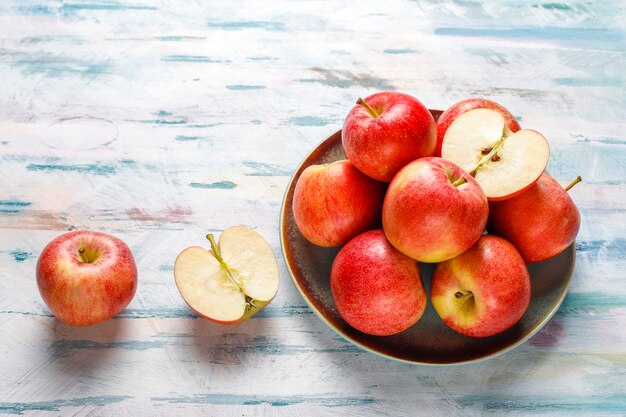 Dojrzałe pyszne organiczne czerwone jabłka.