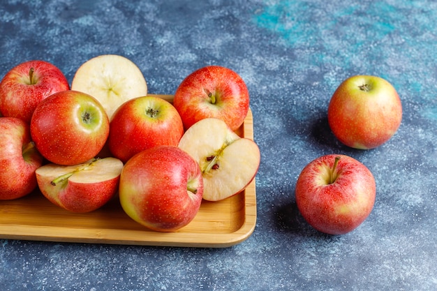 Bezpłatne zdjęcie dojrzałe pyszne organiczne czerwone jabłka.