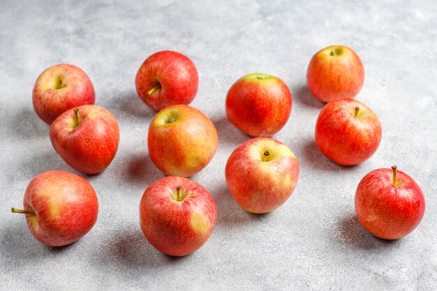 Dojrzałe pyszne organiczne czerwone jabłka