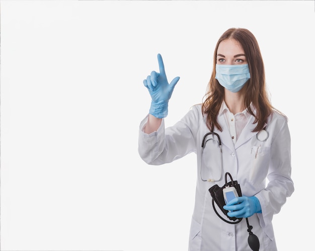 Bezpłatne zdjęcie doktor w rękawiczkach stukając powietrze