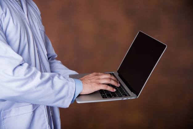 Doktorski działanie z laptopem