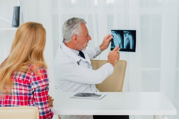 Doktorski wskazywać na promieniowaniu rentgenowskim z pacjentem