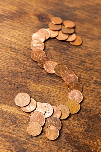 Bezpłatne zdjęcie dolarowy znak robić z monet na drewnianym tle