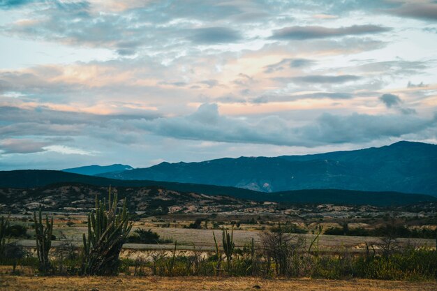 Dolina pod zachmurzonym niebem słońca na pustyni Tatacoa, Kolumbia