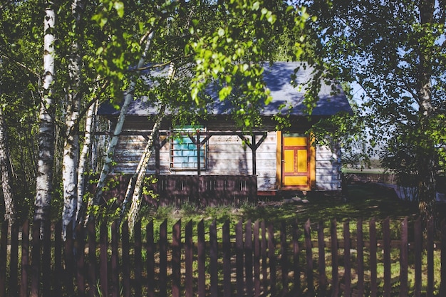 Dom z żółtymi drzwiami