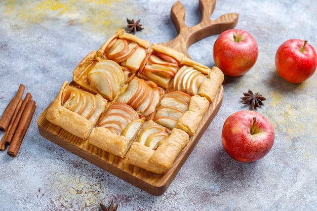 Bezpłatne zdjęcie domowa galette z jabłkami i cynamonem.