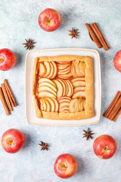 Bezpłatne zdjęcie domowa galette z jabłkami i cynamonem.