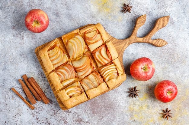 Bezpłatne zdjęcie domowa galette z jabłkami i cynamonem.