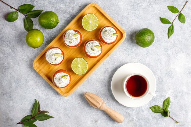 Domowe babeczki z limonki z bitą śmietaną i skórką z limonki