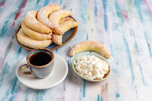 Bezpłatne zdjęcie domowe ciasteczka w kształcie banana z nadzieniem twarogowym.