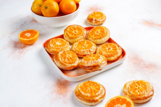 Domowe ciasto francuskie z plastrami mandarynki.