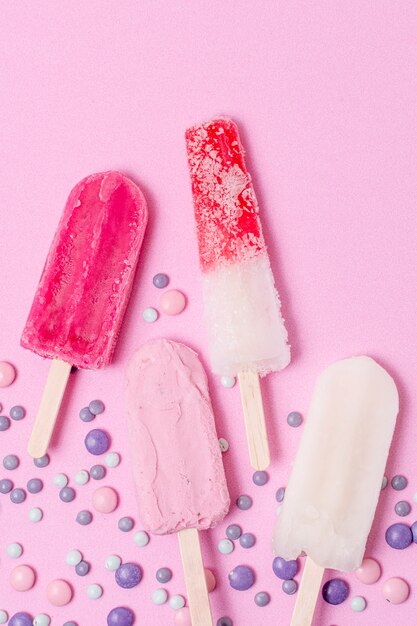 Domowe lody popsicle z różowym tle