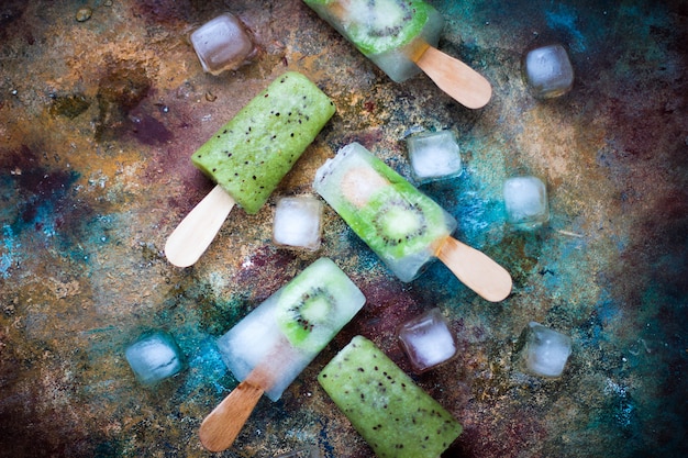 Bezpłatne zdjęcie domowe popsicles kiwi z kostkami lodu