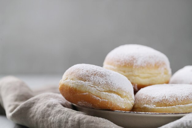 Domowe pyszne pączki na deser