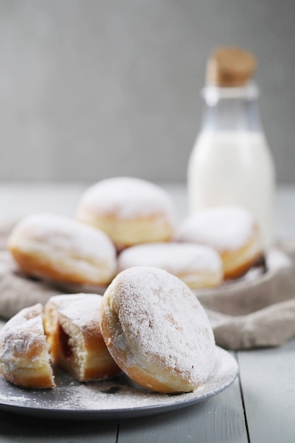 Bezpłatne zdjęcie domowe pyszne pączki na deser