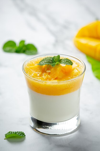 Domowy jogurt z mango na marmurowej powierzchni