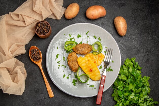 Bezpłatne zdjęcie domowy kotlet wraz z ziemniakami