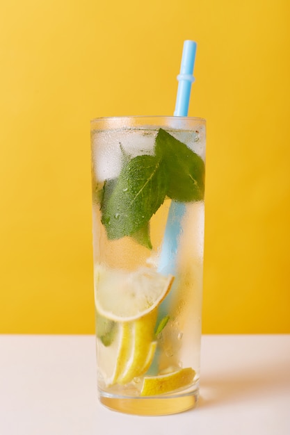 Domowy orzeźwiający zimny letni napój lemoniadowy z plasterkami cytryny, miętą i lodem