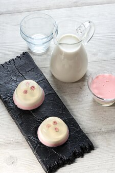 Domowy przezroczysty mini różany pudding warstwowy w filiżance, jedna różna dekoracja z jadalnego budyniu kwiatowego